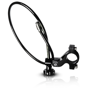Commande à distance noire pour moto avec câble et fixation au guidon, fond réfléchissant.